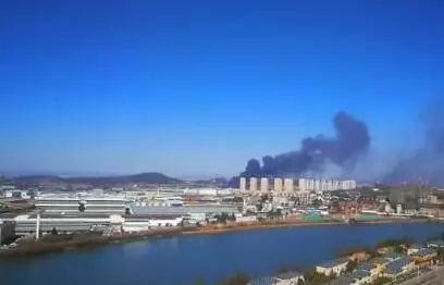 倉庫里往外冒著滾滾黑煙，把周圍的天空染上烏黑色。